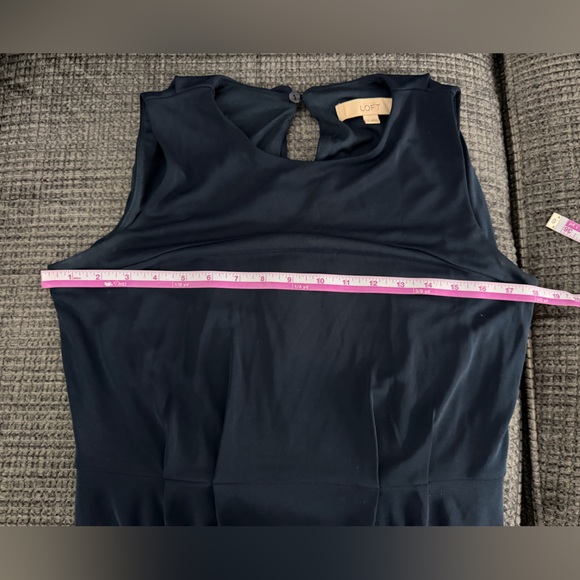 LOFT Classic Navy Dress With Keyhole Back Size 4 - Like New PTP 18” Length 36” - Picture 6 of 8
